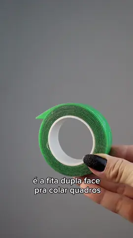 Dica para ajustes rápidos em roupas! Desde barra de calça a decote muito aberto, a fita dupla face para quadros pode te ajudar! 🤩 Já usou assim? #dicas #dica #foryou #fy #dicasdebeleza 