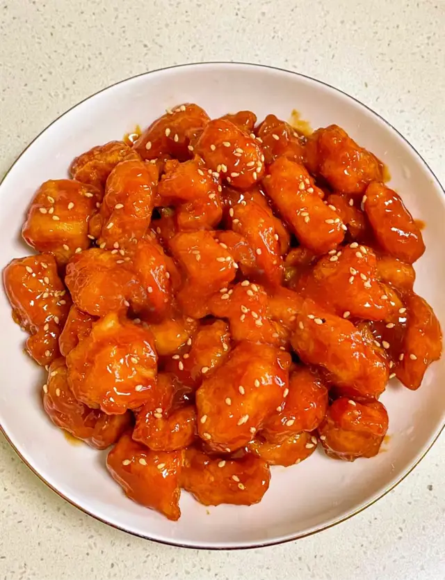 Chuẩn bị nguyên liệu : - 400g thịt ức gà  - Bột bắp  - Gia vị : Tương cà , đường , giấm , nước tương , dầu hào , r.ư.ợ.u nấu ăn , muối , mè rang .  Cách Chế biến : 1 . Trước tiên pha sốt chua ngọt theo tỉ lệ : 4 thìa tương cà , 2 thìa giấm , 1 thìa nước tương , nửa thìa đường , 1 thìa dầu hào và 1 thìa bột bắp . Khuấy đều hỗn hợp . 2 . Ức gà cắt miếng vừa ăn , ướp với 1 thìa r.ư.ợ.u nấu ăn , 1 thìa nước tương và 1 ít muối trong 10 phút . 3 . Lăn từng miếng gà đã ướp vào bột bắp . Đun nóng dầu cho gà vào chiên đến khi vàng đều thì vớt ra , để ráo dầu . 4 . Cho hỗn hợp sốt chua ngọt vào nấu đến khi sôi thì đổ phần gà đã chiên vào , đảo đều cho thấm sốt rồi tắt bếp rắc mè rang lên .  - Sau đó cho ra đĩa và thưởng thức . Chúc các bạn thành công với công thức này nhé 🍀 #monngon #xuhuongtiktok #congthucnauan 