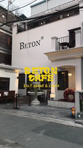 📍 Beton Cafe 315-47 Seongsu-dong 2(i)-ga, Seongdong-gu, Seoul #beton #seongsu #coffee #coffeeshop #saltbread #desserts #seoulfood #seoultravel #seoul #seoulkorea #seoulcafe #cafeinseoul #koreanfoodie #koreanfood #southkorea #lifeinkorea #traveltiktok #travel #fyp 