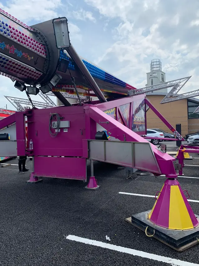 Montage du STAR WARS ⭐️ (anciennement BAILLET) à la foire de printemps de Valenciennes ! 🇫🇷 #pourtoi #foryou #valenciennes #fyp #nord #star #starwars #manege 