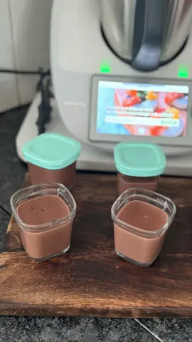 Crème Nesquik:  Succès assuré auprès des petits et des grands avec cette crème dessert onctueuse et légère ! Elle nous régale par sa douceur et le bon goût du cacao en poudre, Une recette facile .  Pour réaliser cette crème au cacao, j’utilise le nouveau Nesquik “All Natural”. Celui-ci est au sucre de canne et au cacao d’Afrique de l’Ouest, avec 100 % d’ingrédients naturels et sans arôme artificiel. Vous pouvez bien sûr employer le traditionnel Nesquik. Par contre ne remplacez pas ce cacao en poudre sucré par un cacao amer, vous n’obtiendrez pas cette saveur si douce et agréable. Ingrédients pour 6 pots :  2 Oeufs 500 g Lait demi-écrémé  60g de Nesquik 20 g Maïzena 60g Sucre en poudre 40g de Crème fraîche épaisse Préparation :  Mettre 2 oeufs, 500 g de lait demi-écrémé, 60g de Nesquik , 20 g de maizena, 60g de sucre en poudre dans le Thermomix.  Cuire 10 min/90°C/vitesse 3. Ajouter 40 g de crème fraîche épaisse dans le Thermomix et mélanger 15 sec/vitesse 4. Transvaser le contenu du Thermomix dans des ramequins puis réserver au frigo, pendant une fois refroidi. #nesquik #cremenesquik #cremedessert #cremedessertnesquick #recettethermomix #thermomix #tm6 #thermomixfrance #thermomixfr #conseillerethermomix #gouter #gouterenfants #chocolat #chocolate #cremechocolat#la_cuisine_de_nas#pourtoi #trend
