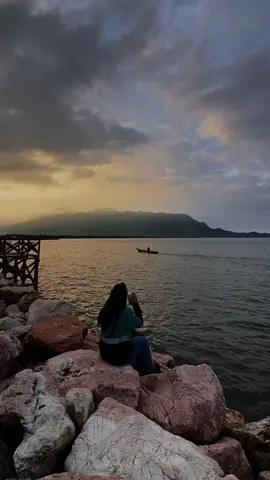 Tempat singgah favorit setelah pulang kerja 🫶🏻🌅 #pantai #sunset #beachvibes 