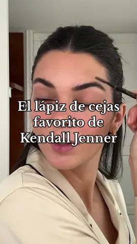 Probado: el lápiz de cejas de @anastasiabeverlyhills es el mejor. Palabra de @kendalljenner  #kendalljenner #cejas #BeautyTok