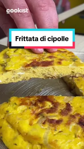 Zero idee per la cena?
La frittata di cipolle è la soluzione ideale!🧅🙌

Il nostro @Italy_alfresco ci mostra tutti i passaggi per prepararla saporita ma soprattutto per non romperla🧑‍🍳😜

👉Ingredienti: 
6 uova
450g cipolle bianche (3 cipolle grandi) 
70g parmigiano 
olio extravergine d'oliva q.b.
sale q.b.
1 rametto di rosmarino (facoltativo)
 
👉Preparazione:
 1. Inizia tagliando le cipolle in fette sottili
2. Olio d'oliva in padella!
Cuoci le cipolle finché non saranno morbide e dorate: ci vorranno circa 10 minuti
3. Sbatti le uova in una ciotola e condisci con sale e pepe e formaggio,
Io aggiungo un po' di rosmarino 
4. Quindi versa il composto sopra le cipolle e cuoci a fuoco basso con il coperchio per 5-6 minuti 
5. Copri la padella con un piatto largo, capovolgi per trasferire la frittata sul piatto, poi falla scivolare delicatamente nella padella per cuocere l'altro lato 

⚠️Per girare la frittata di cipolle senza romperla, invece, ti basterà mettere un piatto sulla padella, capovolgerla, e poi far scivolare delicatamente la frittata dal piatto alla padella padella per proseguire la cottura.
Se vuoi ottenere una frittata di cipolle più leggera puoi cuocerla in forno per 25 minuti a 180 °C.

#cookist #frittata #frittatadicipolle #frittataveloce 