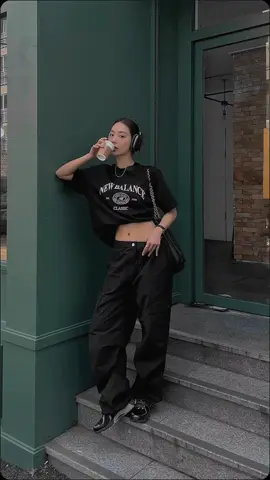 Women Outfit Idea #oodt #outfit #outfitinspiration #outfitideas #outfitinspo #StreetFashion #streetwear #StreetStyle 