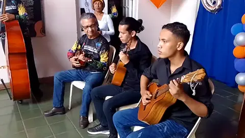 Ensamble de bandolas Gerson García, presentando un popurrí homenaje al carrao - conservatorio de música . . . .  #bandola #bandolatamm #gersosngarcia #joropodevenezuela🇻🇪 #joropoparaelmundo  #viral #musica #cuatro #instrumentos 