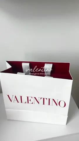 the new @valentino.beauty perfume has a warm scent with notes of tea accord, jasmine, and vanilla.  thank you valentino for the lovely gifts 💌 xo #GiftedByValentino #BornInRomaGreen  #valentino #aesthetic #perfume #beauty #blogger #beautybloggers #beautyproducts #designercheck @SEPHORA @Valentino.Beauty 