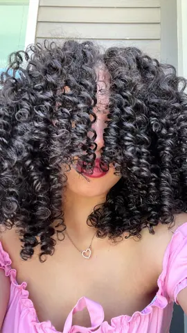 IN LOVE once again !! 🙈🤩 The flexi rods never disappoint!  Sidenote: I did use coconut oil to seperate the curls but i over manipulated them so it caused that frizzy look buuut i still love it !! 😍 Verse of the day: Colossians‬ ‭3‬:‭13‬ ‭ “Make allowance for each other’s faults, and forgive anyone who offends you. Remember, the Lord forgave you, so you must forgive others.”  #flexirod #rods #curls #flexirodresults #naturalhair #curls #curlyhair #natural #pretty