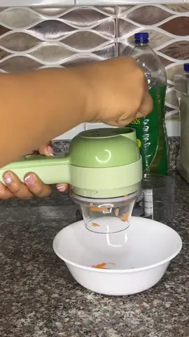 🕒 Descubre el Picatodo Eléctrico Manual 4 en 1, tu aliado perfecto para simplificar la preparación de tus comidas. 🍲 Con cuchillas de acero inoxidable intercambiables, este cortador multifuncional es todo lo que necesitas. ¡Corta, ralla, rebana y más! ⏰ No pierdas más tiempo cortando, ¡hazlo fácil y rápido con nuestro Picatodo! 🌪️ Transforma tus recetas con facilidad. 🛍️ 🌟 INCLUYE:  1 Cortador y procesador eléctrico. 1 Barra de presión. 2 Contenedores transparentes. 1 Hoja de doble hoja. 1 Disco para cortar el cuerpo de la taza antisalpicaduras. 1 Tapa. 1 cepillo de limpieza. 1 Cable de carga tipo C. 1 Manual de usuario. GARANTÍA: 1 meses (por defectos de fabricación o funcionamiento).