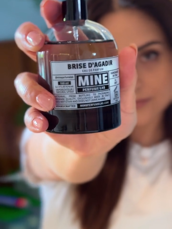 Annamaria ci rivela la sua grande passione per Brise D’Agadir, un profumo particolarissimo e raffinato, ormai immancabile nella sua collezione MINE. Brise D’Agadir è disponibile nelle nostre botteghe di San Giuseppe Vesuviano e Milano e sul nostro store online. #tiktokperfume #nichefragrance #perfumelovers