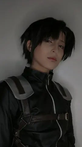 El poder del cosplay es hacer sonreír a Levi. 😈🔥 #leviackerman #levicosplay #snk #shingekinokyojin #Anime #fyp #aot #levi #aotedit #aotcosplay #cosplayer #animecosplay #animeboys 