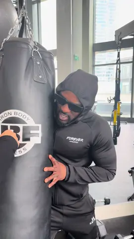 From weights to street cred, this trainer has it all!  #roadman #torontomans #basketballcoach #streetcred #torontotiktok #torontotok #basketballtiktok #personaltraineronline 