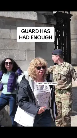 Guard uses Ormonde to deal with these silly tourists. #horseguardsparade #changingoftheguards #thekingsguards #horse #foryoupage #tiktokviral #tiktokbeta #fyp #foryou #fypシ #fanpage #tourists #London #trending #tiktokuk #London#trending #follow #subscribe #like #share #ormonde 