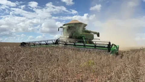 X9 1000 colhendo em cima da curva de nível.
