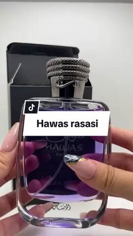 Hawas for Him de Rasasi es una fragancia de la familia olfativa Aromática Acuática para Hombres. Hawas for Him se lanzó en 2015. Las Notas de Salida son manzana, bergamota, limón (lima ácida) y canela; las Notas de Corazón son notas acuosas, ciruela, cardamomo y flor de azahar del naranjo; las Notas de Fondo son ámbar gris, almizcle, pachulí y trozos de madera a la deriva. #rasasi #fragancia #perfume #caballero #meroparfums #meropfm #hawas 