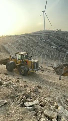 máy xúc hỗ trợ xe tải vượt dốc #xetai #truck #máyxúc #excavator #xuhuong 