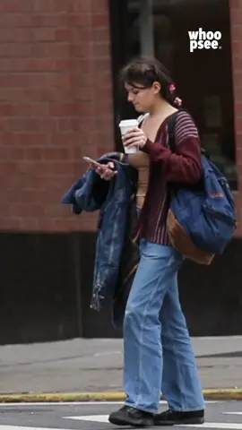 Quanta fretta, Suri, ma dove corri? A ritirare dei fiori! Gli omaggi floreali per Suri Cruise saranno stati molti nelle ultime ore, perché la figlia di Katie Holmes e Tom Cruise è finalmente diventata maggiorenne. Ieri 18 aprile 2024, infatti, è stato il giorno del suo 18° compleanno, lo stesso in cui è stata immortalata a New York da sola, mentre si dirigeva dal fioraio, con un caffè in mano. Ora fate un esperimento: cercate su Google una foto di Katie Holmes ai tempi di “Dawson’s Creek” e diteci se trovate differenze con Suri adesso. Noi, davvero, facciamo molta fatica… in ogni caso, tanti auguri! ————————— How fast, Suri, but where do you run? Picking up flowers! The floral tributes for Suri Cruise will have been many in the last hours, because the daughter of Katie Holmes and Tom Cruise has finally come of age. Yesterday, April 18, 2024, in fact, was the day of her 18th birthday, the same one in which she was immortalized in New York alone, while heading to the florist, with a coffee in hand. Now do an experiment: Google a picture of Katie Holmes from “Dawson’s Creek” and tell us if you find any differences with Suri now. We, really, do a lot of work... anyway, best wishes! [📹 BrosNYC / BACKGRID; 📸 TheImageDirect / IPA] #whoopsee #suricruise #newyork 