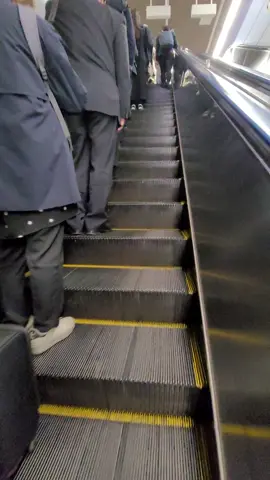 Japantravel┃Japanese people standing to the left on an escalator (Tokyo Station)#japantravel 
