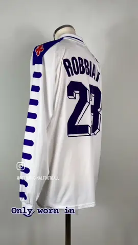 𝐋𝐚 𝐕𝐢𝐨𝐥𝐚 💜 RetrOriginalFootball Gallery Series #3  Lovely matchworn 𝐑𝐨𝐛𝐛𝐢𝐚𝐭𝐢 with the purple Nintendo sponsor, only worn 𝐭𝐰𝐨 𝐭𝐢𝐦𝐞𝐬. This Fiorentina '97-98 away shirt was 𝐯𝐬 𝐕𝐞𝐧𝐞𝐳𝐢𝐚.  One of the very best of the Gallery 😍 Which shirt is next?   #RetrOriginalFootball #rof #rofgallery #laviola #fiorentina #florence #fiorentinaacf #robbiati 