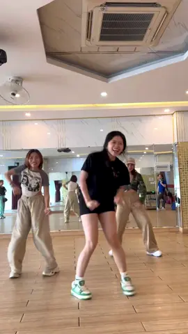 Nhạc hay quay cuồng cùng học viên🤣🤣 (Dc: 🖐🏻) #rockabye #usuk #danceclass #dance #trending #teacherdance #xuhuong #tiktok #fypシ゚viral 🔥🔥