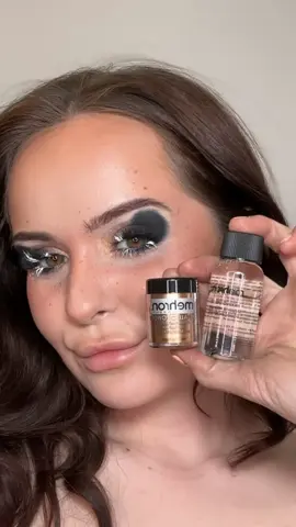 @Mehron Makeup Mixing liquid and metallic powder ✨✨ Kindly Gifted (ad) Ft. Skunk lashes 🖤🦨 - #goldenmakeup #metallicmakeup #metallicbodypaint #skunklashes #creativemakeuplooks #creativemakeupartist 