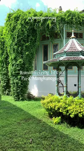 Ini salah satu tempat yang wajib kalian datengi waktu ke Solo, Pura Mangkunegaran!✨ Biaya masuknya kemarin waktu libur lebaran aku 30.000 ya, nanti kita selama di sana dipandu sama tour guidenya yang menjelaskan banyak bgt hal tentang tempat ini dan sejarahnya! Kemarin karena emang lagi liburan dan ramai jadi di sana diajak keliling sampe 2 jam. Masnya baik banget, kalau jelasin pelan-pelan, sabar, dan hasil fotonya baguss bgt!😍 Sebenernya ini gak wajib ya, tapi kalau ada uang lebih bisa kasih tip ke masnya tapi kalau enggak juga gapapaa kok. Save dulu barangkali ke Solo, bisa main ke sini😊 #exploresolo #soloplacetogo #wisatasolo #surakarta #puramangkunegaran 