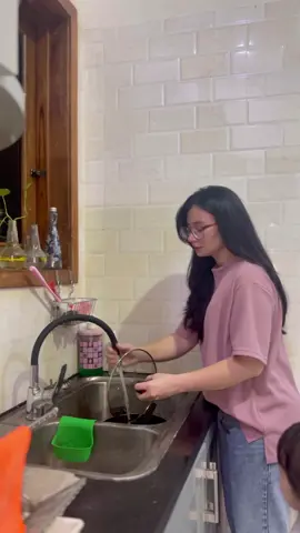 Emang paling nyesek kan kalo sisanya cuma satu padahal udah tinggal lanjutin kerjaan yang lain.. hmm gpp ya Chloe 🤭 buat bekal masa depan 😎😎😎 #chloeemmanuellevanwattimena #asmirandah #motherdaughter #justforfun 