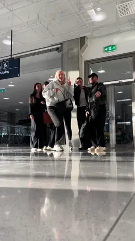 Jumping into a weekend adventure with my besties in Milano ☀️🍝🍕🇮🇹 #jumpingonthetrend #airportlife #milano #bestie #transition #vacationmode #foryou #foryoupage 