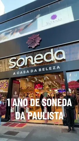 Eu fico chocado com o tamanho da @soneda.beleza toda vez que venho! Aqui tem salão de beleza, café, área de clean beauty, restaurante, rooftop e até uma Daiso. E claro, produtos para cabelo, banho, maquiagem e muito skincare. E hoje estamos comemorando um ano da unidade da Paulista! Vem comemorar com a gente? 📍Av. Paulista, 1405 pertinho do MASP #soneda #sonedaperfumaria #casadabeleza #beleza #skincare #maquiagem #cabelos #cleanbeauty #publi 