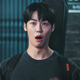 he’s such a baddie 😭 i love him sm #kdrama #lovelyrunner #inhyuk #lovelyrunneredit 