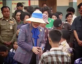 สมเด็จพระนางเจ้าสิริกิติ์ พระบรมราชินีนาถ พระบรมราชชนนีพันปีหลวง ทรงห่วงใยในปัญหาความมั่นคงของชาติและเจ้าหน้าที่ผู้เสียสละเหล่านี้อย่างยิ่ง พระองค์โดยเสด็จพระบาทสมเด็จพระบรมชนกาธิเบศร มหาภูมิพลอดุลยเดชมหาราช บรมนาถบพิตร ไปทรงเยี่ยมเยียนพวกเขาเหล่านี้จนถึงฐานปฏิบัติการ ทรงนำเครื่องอุปโภคบริโภคที่จำเป็นไปพระราชทาน และหลายครั้งที่ทรงนำพระเครื่องไปพระราชทานเพื่อเป็นการสร้างขวัญและกำลังใจ ยามใดที่มีข่าวการปะทะและต้องสูญเสียบุคคลเหล่านี้ ก็ทรงเศร้าสลดพระราชหฤทัยและจะทรงพระกรุณาโปรดเกล้าฯ พระราชทานความช่วยเหลือแก่บุคคลนั้นรวมทั้งครอบครัวทันที#ราชวงศ์จักรี #ทรงพระเจริญ #สมเด็จพระนางเจ้าสิริกิติ์พระบรมราชินีนาถ #พระพันปีหลวง #แม่ของแผ่นดิน 