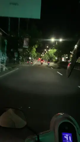 Bypass Ngurah Rai Jimbaran jadi tempat trek-trekan tiap malam. Hati-hati yang pulang malam semeton