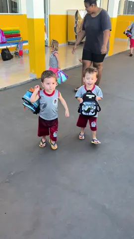 Ontem foi dia do papai e a mamãe buscarem juntos o trio na escolinha. #trigemeosdoparaiso #deciovitoriaedante #trigemeos #tripletsbabies #gemeos #quadrigemeos #family #quintoplus #familia #mamae #papa #papai #paisdetrigemeos #vovô #vovó