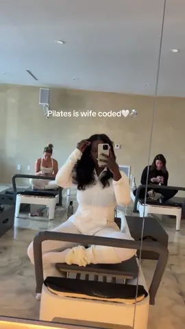 The wives are at Pilates 💍 #pilates #wifelife #feminineenergy #elegant #workout #sprinklesprinkle #pilatesworkout #pilatesbody #pilatesoutfit 