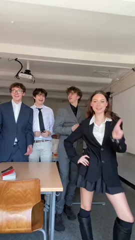 #modelun #crisis>#chair 