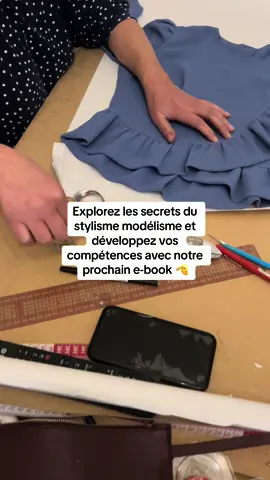 Plongez dans l'univers du stylisme modélisme et apprenez à concevoir des vêtements uniques. Que vous soyez un passionné de la mode ou un aspirant styliste, ce guide pratique vous fournira les connaissances et les compétences nécessaires pour créer des pièces remarquables😉Le e-book sera bientôt disponible #ebookmode #ebookstylisme #stylistemodeliste 
