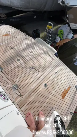 Fabricante: CIMITARRA  Modelo: 360 SHT Tamanho: 36 pés  Ano: 2014 Valor de ocasião! Aceita carro como parte de pagamento. Valor: R$ 549.000,00 Motor: MERCURY  QSD 220 HP CADA Quantidade de Motores: 2 Ano: 2014 Horas: 660 Combustível: DIESEL Rabeta:  Sim BRAVO TREE  Completa!