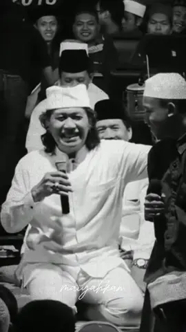 Rindu tetap hidup walau tak terlihat. Berjalan tanpa langkah; berkata tanpa suara. . #maiyah #mbahnun #caknun 