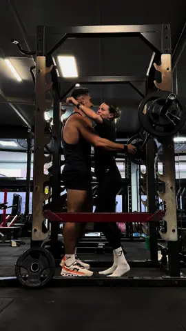Best supporter ever 🩷✨#fitcouple #legday #legworkout #workout #coupleworkout #gym #spotter #squatpr #squat #strength #strengthtraining #gymshark #gymsharkwomen #gymsharkathlete #gymsharkliftingclub 