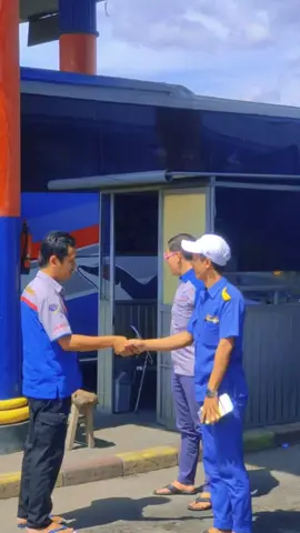 Momen lucu ketika Driver Ali Klakson berjabat tangan dengan kondektur Mas Bay 😂 #fyp #xyzbca #viral #sumbergroup #sklovers #busjawatimuran #fypシ #sugengrahayu #sumberselamat @Brian Jhin @mas bay @Mas Wan @Halim Abyan 