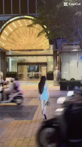 Từ bao giờ sự chân thành của tôi lại trở nên rẻ mạc, sự bao dung là dư thừa, sự hiểu chuyện lại càng trở nên thiệt thòi và mỗi lần khóc đều là vì không hạnh phúc ..
