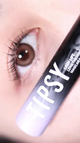 What’s smudgeproof, clump-free & lifts your lashes in seconds? 𝙏𝙞𝙥𝙨𝙮 𝙇𝙖𝙨𝙝 𝙇𝙞𝙛𝙩 𝙇𝙚𝙣𝙜𝙩𝙝𝙚𝙣𝙞𝙣𝙜 𝙈𝙖𝙨𝙘𝙖𝙧𝙖 👀🔝 #Somethinc #Mascara #Makeup 