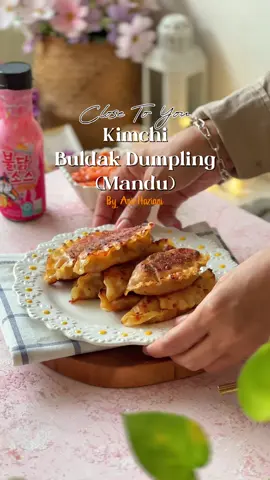 Kimchi Buldak Dumpling (Mandu)  Goreng dumpling sampai brown sedikit kemudian masukkan air. Tutup kuali. Masak sampai air kering kemudian terbalikkan masak sehingga garing. Lembut didalam crunchy diluar  Sedap di makan bersama kimchi. Kalau nak pedas boleh tambah buldak sauce  #buldakdumpling #kimchibuldakdumpling #mandu #aniehazianicooking #aniehazianivideography #reelsclasswithdhuna #roomcircletwd #fypシ 