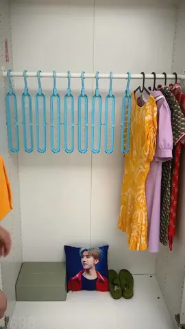 There are so many clothes at home, folded too messy and wrinkled, but fortunately there is this # nine-hole hanger can hang nine clothes, super convenient # multi-functional hanger#malaysia #foryou #tiktok #fypシ #fyp #goodthing 