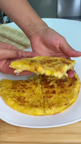 Torta de plátano en sartén 🍳  esta receta es ideal para un desayuno, cena fácil y de verdad que queda delicioso por la combinación entre dulce y saldado, espero te guste y te animes a preparar esta delicia 😋  ingredientes: 1 plátano maduro  80 gr de queso 🧀 de tu preferencia 2 huevos  1 poquito de sal  #recetas #reelsinstagram #viral #platano #queso #delicioso #desayuno #cena #facebook #shorts #tiktok 