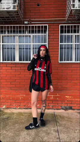 Jersey Outfit Women Idea #jerseyoutfit #jerseyoutfitideas #oodt #outfit #outfitinspiration #outfitideas #outfitinspo #StreetFashion #streetwear #StreetStyle 