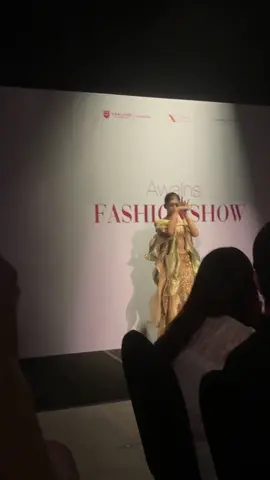 AWAINS FASHION SHOW #xuhuong #fyp #viral #model #catwalk #vanlanguniversity #fashion #beautyqueen 
