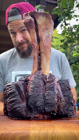 😱 BEEF HAMMER 🤤👌🏽 ➡️ Are you ready for THIS ⁉️  _____________________________ Na, Wer von euch hat schonmal einen BEEF HAMMER zubereitet?  Der Schlüssel für ein Ergebnis wie hier, das butterweich zerfällt ist ausreichen Zeit für das im Rind enthalten Collagen um zu schmelzen. 👌🏽 Das dauert bei Rind einfach immer etwas länger ‼️   _____________________________ #beefhammer #beef #pulledbeef #smokedmeat #bbq