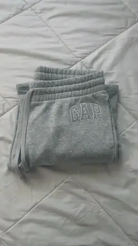 For my lazy girlies !!🫶🏼 #fyp #sweats #lazy #gap #nike #foru #foryou #viral #outfitinspo #clothing #style #winter #tired #fit #school #outfitideas 👟👟