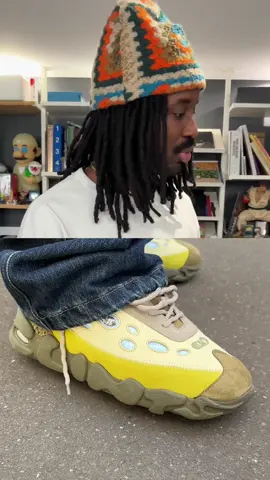 LA NOUVELLE PAIRE DE LA MARQUE CLINTS 🚀  ➖  Check le lien en bio pour cliquer la paire 🤝  Les frères de Clints nous ont envoyé leur nouvelle paire et sah on aime BIEN ! C’est pas la première paire qu’ils sortent : ils avaient déjà fait deux modèles (la TRL Footprints et la Kita) qu’on trouvait déjà bien cool !!  Ce qu’on trouve dar avec ce modèle c’est qu’il est original : ça ressemble à peu de paire qu’on voit sur le marché et la qualité est quand même très sérieuse (comme les deux anciens modèles de la marque, la TRL Footprint et la Kita). Autre détail, la paire sort à 209€, ce qui peut être chère mais avec une telle qualité le prix est plus facilement justifiable  Sur le modèle on sent quand même plusieurs inspi, et Mike à même l’impression de voir une ressemblance avec la Nocta Glide. Un autre détail sur la paire : y’a le logo PARTOUT, ce qui pourrait être gênant mais comme c’est bien placé sur la paire ça passe normal  Dernier détail, la paire sort ce soir à 22h en raffle 🙏 ➖ #clintsinc #shoes